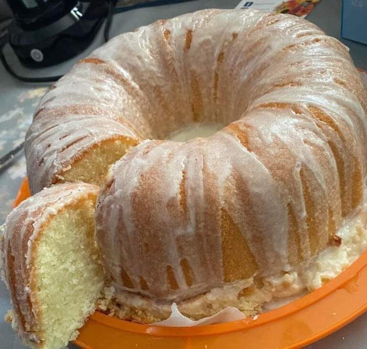 PINEAPPLE CREAM CHEESE POUND CAKE